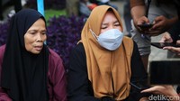 5 Keluarga itu datang untuk mencocokkan data dengan 7 jasad remaja tersebut.