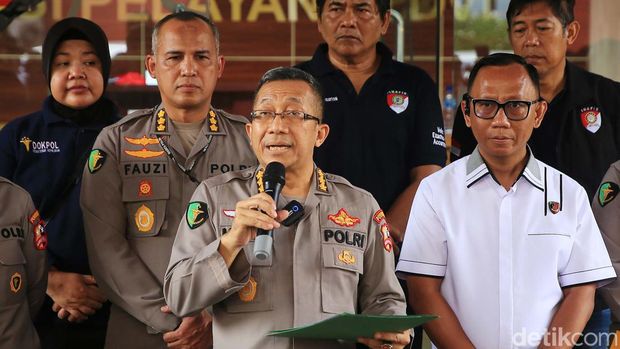 RS Polri terus melakukan proses identifikasi terhadap 7 jenazah yang ditemukan di Kali Bekasi, Kota Bekasi. Hal itu disampaikan Kabid Yandokpol RS Polri, Kombes Herry Wijatmoko.