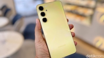 Samsung turut memasang bagian depan dan belakang dengan lapisan kaca Gorilla Glass Victus Plus, berpadu dengan frame yang terbuat dari metal. Galaxy A55 masih mengantongi IP67 untuk ketahanan debu dan air. Foto: Adi Fida Rahman/detikINET