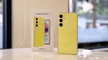Samsung sudah menjual Galaxy A55 Awesome Lime baik secara online maupun offline. Harganya sebagai berikut: Galaxy A55 8/128 GB Rp 5.699.000 Galaxy A55 8/256 GB Rp 5.999.000 Galaxy A55 12/256 GB Rp 6.699.000 Foto: Adi Fida Rahman/detikINET