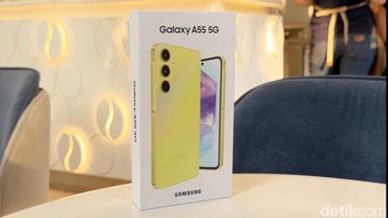 Samsung merilis Galaxy A55 pada akhir Agustus lalu. Kehadirannya sebagai jawaban permintaan pengguna yang ingin warna-warna cerah di HP Samsung. Foto: Adi Fida Rahman/detikINET