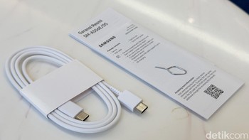 Dalam kotak, Samsung memberikan kabel charger, SIM Card inejctor dan petunjuk penggunaan. Foto: Adi Fida Rahman/detikINET
