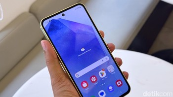 Layar Samsung Galaxy A55 kini berukuran 6,6 inch resolusi Full HD+. Panelnya Super AMOLED yang dilengkapi fitur refresh rate hingga 120Hz dan Vision Booster. Foto: Adi Fida Rahman/detikINET