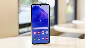 Galaxy A55 akan menjalankan One UI 6 berbasis Android 14. Samsung menjanjikan pengguna mendapatkan update sistem operasi sebanyak empat kali dan pembaruan keamanan selama lima tahun. Foto: Adi Fida Rahman/detikINET