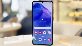 Tak kalah pentingnya, Samsung membekali perangkat barunya dengan Knox Vault yang sebelumnya hanya tersedia di HP flagshipnya. Teknologi ini menawarkan perlindungan ekstra berlapis pada hardware dan software dari serangan cyber. Salah satu fiturnya Auto Blocker yang dapat memblokir instalasi aplikasi dari sumber yang tidak sah, menyediakan pemeriksaan keamanan aplikasi untuk memindai malware potensial dan memblokir perintah dan instalasi perangkat lunak yang berpotensi berbahaya ke perangkat saat terhubung dengan kabel USB. Contoh kasus yang marak adalah file APK di pesan WhatsApp. Foto: Adi Fida Rahman/detikINET