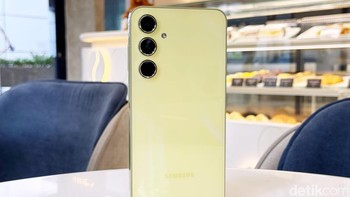 Bicara dapur pacunya, Galaxy A55 disokong oleh Exynos 1480 yang dipadukan dengan RAM hingga 12 GB. Sementara memori internalnya berkapasitas 256 GB. Agar HP ini tetap adem, Samsung memasang sistem pendingin 1,74x lebih luas, yakni dari sebelumnya 1.577 ml menjadi 2.741 ml. Foto: Adi Fida Rahman/detikINET
