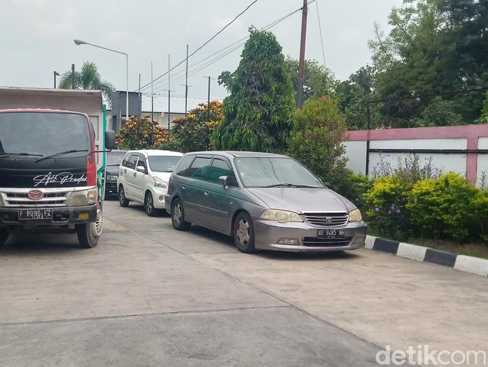 Satu mobil misterius terparkir berhari-hari di SPBU Gedaren, Kecamatan Jatinom, Kabupaten Klaten, Senin (23/9/2024).