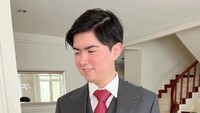 Sean sendiri merupakan putra sulung dari artis Olla Ramlan hasil pernikahan dengan Alex Tian. (Foto: Instagram/@ollaramlan/@seanmikaelalexander)