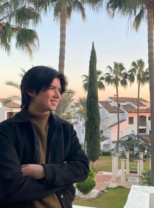 Punya paras blasteran yang tampan, Sean juga kerap disebut-sebut netizen memiliki kemiripan dengan aktor Hollywood, Tom Cruise. Foto: Instagram/@ollaramlan/@seanmikaelalexander