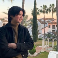 Punya paras blasteran yang tampan, Sean juga kerap disebut-sebut netizen memiliki kemiripan dengan aktor Hollywood, Tom Cruise. Foto: Instagram/@ollaramlan/@seanmikaelalexander