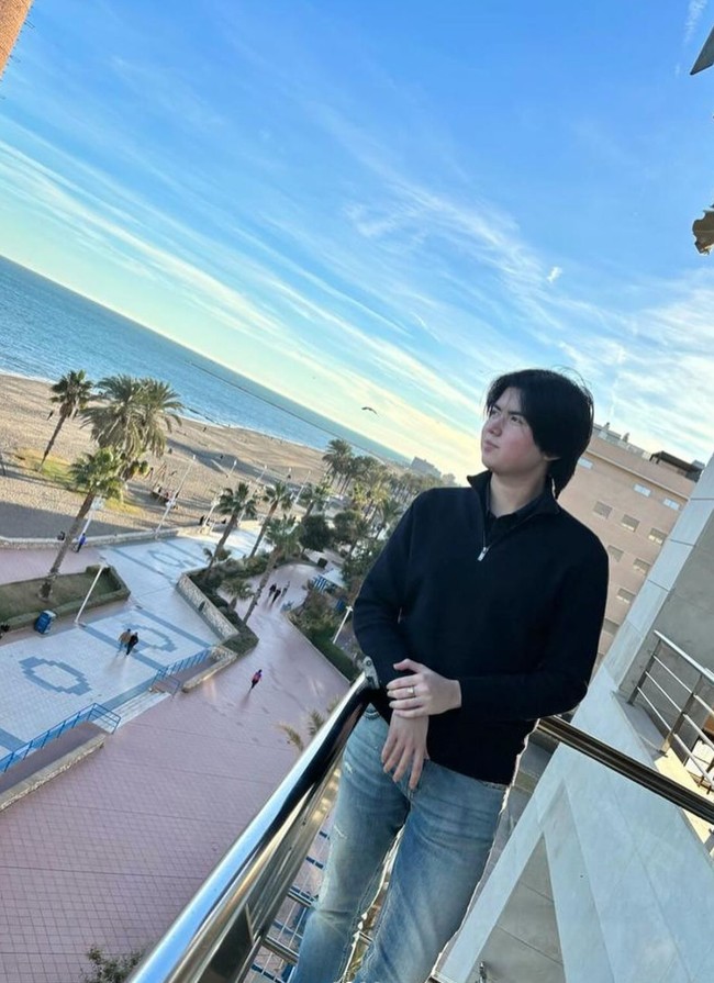 Baru-baru ini Sean kembali ramai diperbincangkan usai sang mama, Olla, mengungkapkan jika dirinya sudah memiliki pacar baru usai putus dari Lolly anak Nikita Mirzani. Tak hanya itu saja, banyak juga netizen yang jadi membanding-bandingkan Sean dengan kekasih Lolly saat ini, Vadel Badjideh. Foto: Instagram/@ollaramlan/@seanmikaelalexander