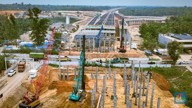 Sebuah truk melintasi Gerbang Tol Muaro Sebapo, di Kabupaten Muaro, Jambi pada Sabtu, (21/9/2024).(CNBC Indonesia/Tias Budiarto)