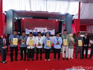 Pakaian Jadi Simbol Kampanye Cabup dan Cawabup Cirebon