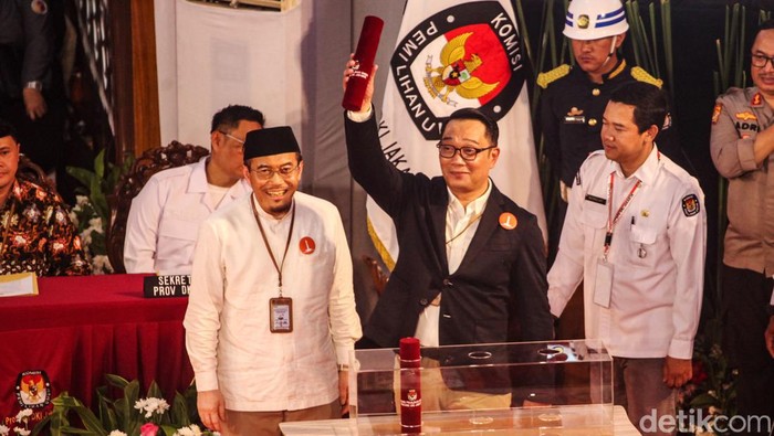 Senyum RK-Suswono dapat Nomor Urut 1 Pilgub Jakarta Cagub-cawagub Jakarta Ridwan Kamil (RK)-Suswono mendapatkan nomor urut 1 dalam Pilkada 2024. RK-Suswono menyambut baik usai dapat nomor urut 1.