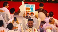 Pendukung RK-Suswono meneriakkan yel-yel dan mengangkat poster.