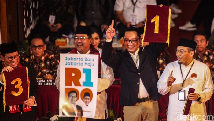 Senyum RK-Suswono dapat Nomor Urut 1 Pilgub Jakarta Cagub-cawagub Jakarta Ridwan Kamil (RK)-Suswono mendapatkan nomor urut 1 dalam Pilkada 2024. RK-Suswono menyambut baik usai dapat nomor urut 1.