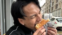 Aktor 25 tahun ini terlihat sedang liburan di luar negeri. Ia pun tak melewatkan momen cicip burger yang tampak tebal dan nikmat. Foto: Instagram jefrinichol