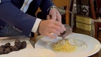 Jefri Nichol juga mengabadikan momen saat santap di sebuah restoran di Italia. Menu pasta dengan irisan truffle yang terkenal istimewa itu pun sukses bikin ngiler! Foto: Instagram jefrinichol