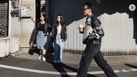 Momen kulinernya juga dipamerkan saat ia sedang di pasar ikan Tsukiji, Jepang. Jefri melintas sambil memegang segelas minuman hangat di tangannya. Foto: Instagram jefrinichol