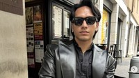 Masih di Udine, Jefri Nichol juga pamer momen makan burger. Outfitnya yang serba hitam itu membuat tampilannya makin keren. Foto: Instagram jefrinichol