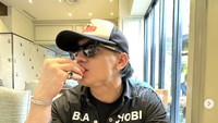 Mampir ke kafe, Jefri Nichol terlihat asyik menghabiskan waktu. Ia memesan macaron yang renyah manis sebagai kudapan. Foto: Instagram jefrinichol