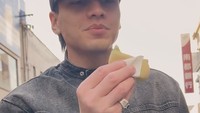 Di Nara Park, Jepang, Jefri Nichol mencicipi camilan mochi di sana. Ia tampak menyukai sampai bilang rasa mochi ini top. Foto: Instagram jefrinichol
