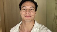 Jefri Nichol baru-baru ini jadi sorotan karena kepergok tengah bermesraan dengan seorang wanita saat datang ke Pestapora. Wanita itu diyakini Neyia Kameron, cicit Presiden Soekarno.  Foto: Instagram jefrinichol