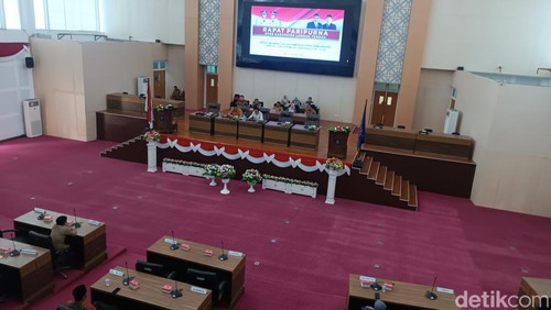 Sidang paripurna DPRD Lombok Tengah dengan agenda pengumuman calon pimpinan DPRD Kabupaten Lombok Tengah masa jabatan 2024-2029. Foto: (Edi Suryansyah/detikBali)