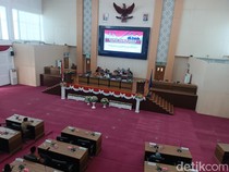 Sidang Paripurna Perdana DPRD Lombok Tengah Hujan Interupsi