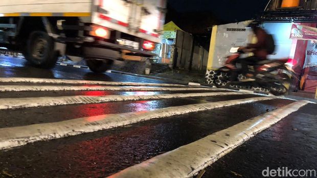 Speed bump (pita penggaduh) di Jalan Letjen Suprapto, Gedongtengen, Kota Jogja, DIY, dan rontokan bodi motor yang ditemukan warga sekitar, Senin (23/9/2024) malam.