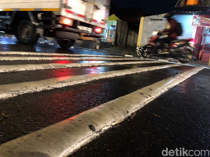 Speed bump (pita penggaduh) di Jalan Letjen Suprapto, Gedongtengen, Kota Jogja, DIY, dan rontokan bodi motor yang ditemukan warga sekitar, Senin (23/9/2024) malam.