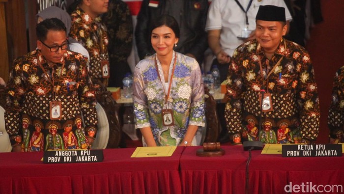Suasana Jelang Pengundian Nomor Urut Pilgub Jakarta 2024 KPU Jakarta akan mengundi nomor urut cagub-cawagub. Pendukung ketiga pasangan calon ikut meramaikan kantor KPU Jakarta, Senin (23/9/2024).