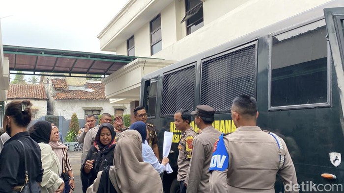 Suasana sidang terdakwa penipuan investasi berkedok gadai kontrak rumah di Sukabumi
