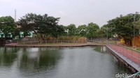 Untuk orang dewasa pun di Taman Barito ini juga terdapat dua fasilitas gym yang bisa dipakai secara gratis, selain itu terdapat area pejalan kaki yang bisa digunakan untuk jogging atau jalan santai.