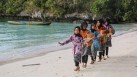 Tarian tradisional ini menjadi simbol kebersamaan serta identitas budaya lokal yang terus dijaga oleh masyarakat setempat.  