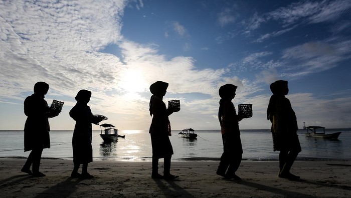 Sejumlah penari menampilkan tarian Hekulu-Kulu di Pantai Hondue, Desa Kollo Soha, Kecamatan Tomia, Kabupaten Wakatobi, Sulawesi Tenggara, Sabtu (21/9/2024). Tarian tersebut mengisahkan tentang proses menangkap ikan warga Desa Kollo Soha yang menggunakan alat tradisional kulu-kulu yang terbuat dari bambu itu untuk melestarikan kebudayaan menangkap ikan. ANTARA FOTO/Asprilla Dwi Adha/YU