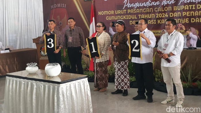 Tiga pasangan calon (paslon) peserta Pilkada Gunungkidul menunjukkan nomor urut masing-masing di KPU Gunungkidul, DIY, Senin (23/9/2024).