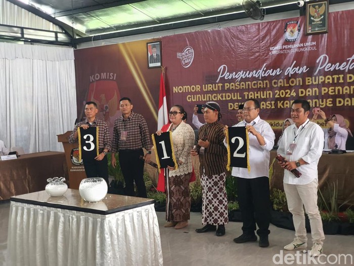 Tiga pasangan calon (paslon) peserta Pilkada Gunungkidul menunjukkan nomor urut masing-masing di KPU Gunungkidul, DIY, Senin (23/9/2024).