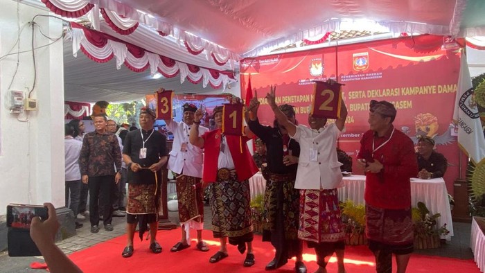 Ketiga kandidat Bupati dan Wakil Bupati Karangasem saat memperlihatkan nomor urut yang didapat di KPU Karangasem, Senin (23/9/2024).