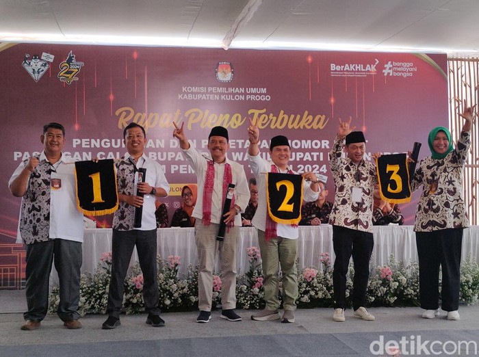 Tiga paslon bupati-wabup Kulon Progo saat menunjukkan nomor urut masing-masing di Kantor KPU Kulon Progo, DIY, Senin (23/9/2024).