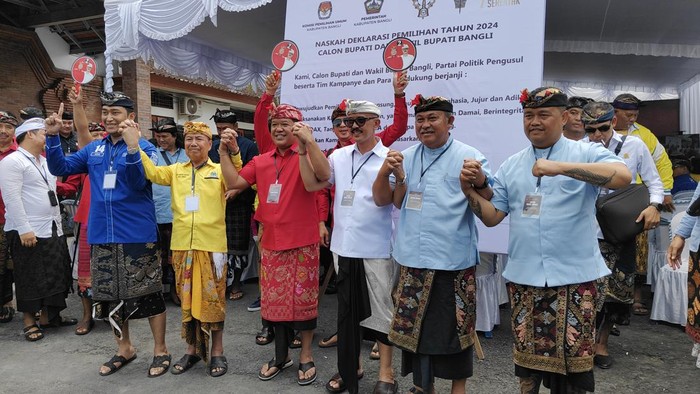 Tiga paslon bupati-wakil bupati Bangli seusai pengundian nomor urut di KPU Bangli, Senin (23/9/2024). (Foto: Istimewa)