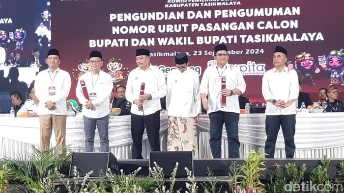 Tiga paslon di Pilbup Tasikmalaya kompak mengenakan seragam putih saat pengundian nomor urut.