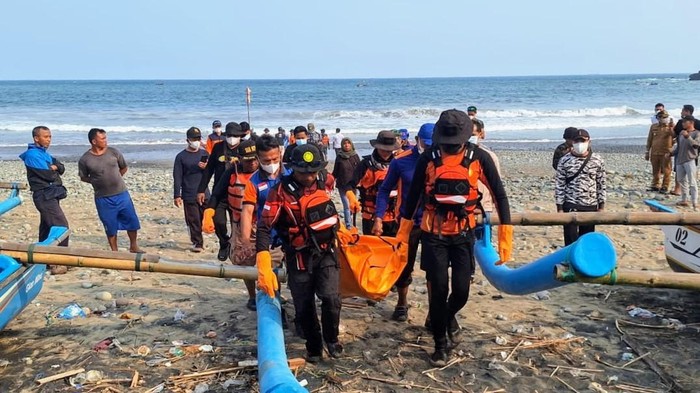 Tim SAR mengevakuasi jenazah santri yang tewas di Pantai Keburuhan, Purworejo, Senin (23/9/2024).