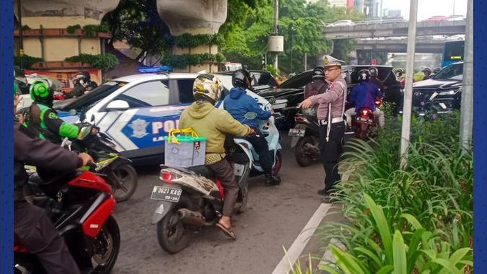 Lalu lintas di Traffic Light Halim Baru Jl. MT Haryono Cawang Jaktim arah Jl. D.I Panjaitan maupun arah Pancoran terpantau cukup padat. Serta lalu lintas di  Kawasan Lapangan Banteng Utara Jakpus arah Pasar Baru maupun arah Harmoni terpantau cukup padat.