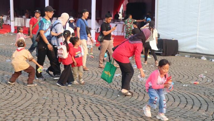 TNI AD mengapresiasi masyarakat yang antusias hadir dalam Pesta Rakyat di Monas, Jakarta. TNI AD juga berterima kasih ke masyarakat yang ikut bersih-bersih. (dok Dispenad)