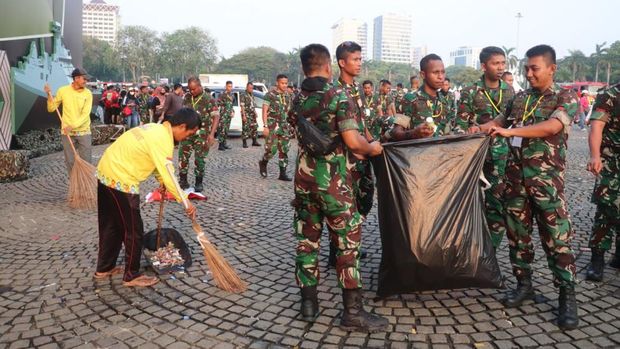 TNI AD mengapresiasi masyarakat yang antusias hadir dalam Pesta Rakyat di Monas, Jakarta. TNI AD juga berterima kasih ke masyarakat yang ikut bersih-bersih. (dok Dispenad)