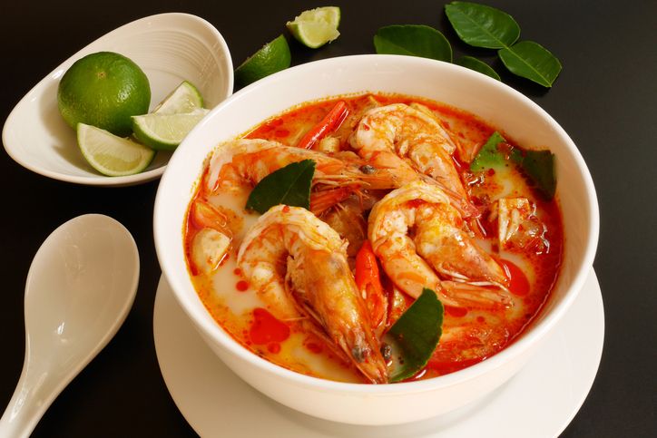 perbedaan tom yum dan tom kha yang merupakan sup khas Thailand.