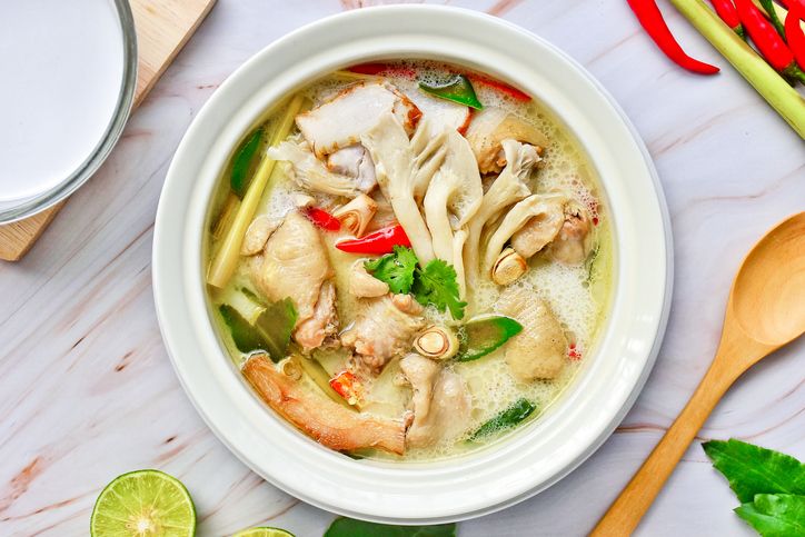 perbedaan tom yum dan tom kha yang merupakan sup khas Thailand.