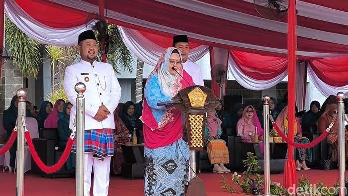 Wakil Bupati sekaligus Plt Bupati Gresik Aminatun Habibah saat sambutan di Apel Kebangsaan dan Kemamdirian Desa.