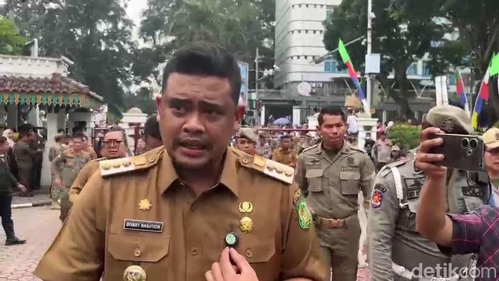 Wali Kota Medan Bobby Nasution usai menemui pedagang Pusat Pasar yang melakukan demontrasi. (Nizar Aldi/detikSumut)